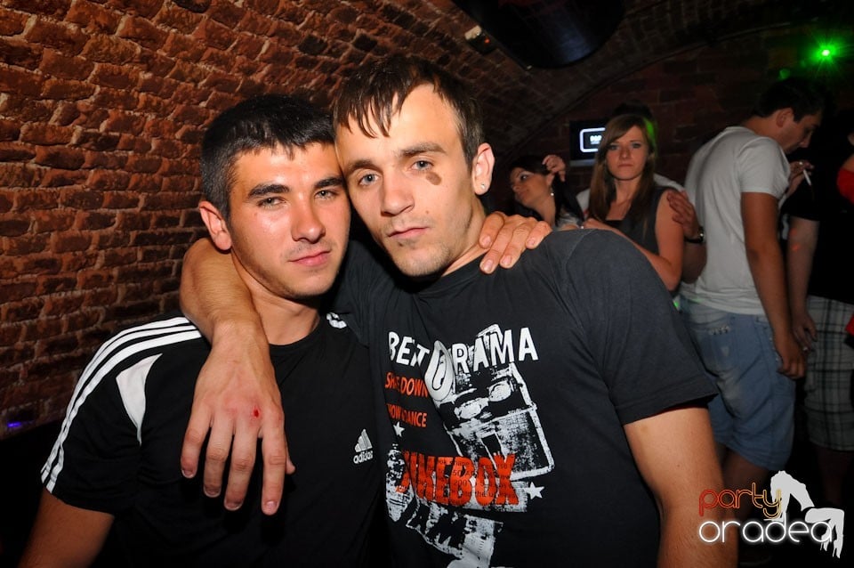 Party în Club Escape, 