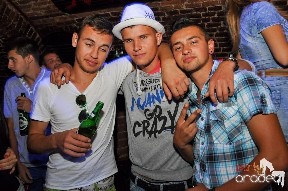 Party în Club Escape, Escape