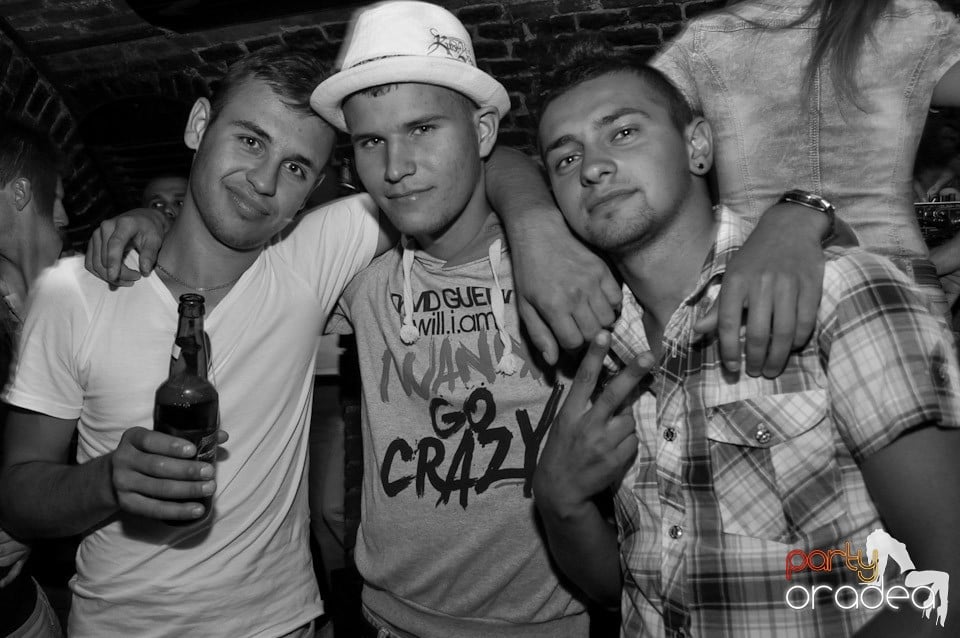 Party în Club Escape, Escape