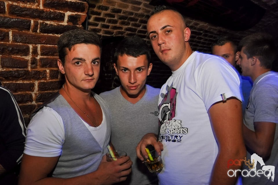 Party în Club Escape, Escape