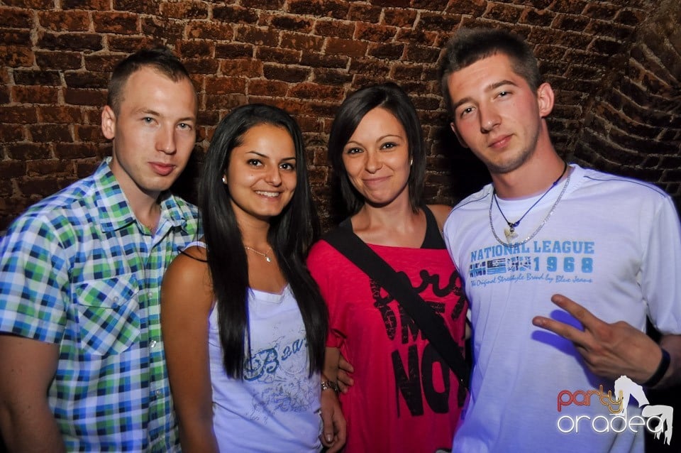 Party în Club Escape, Escape