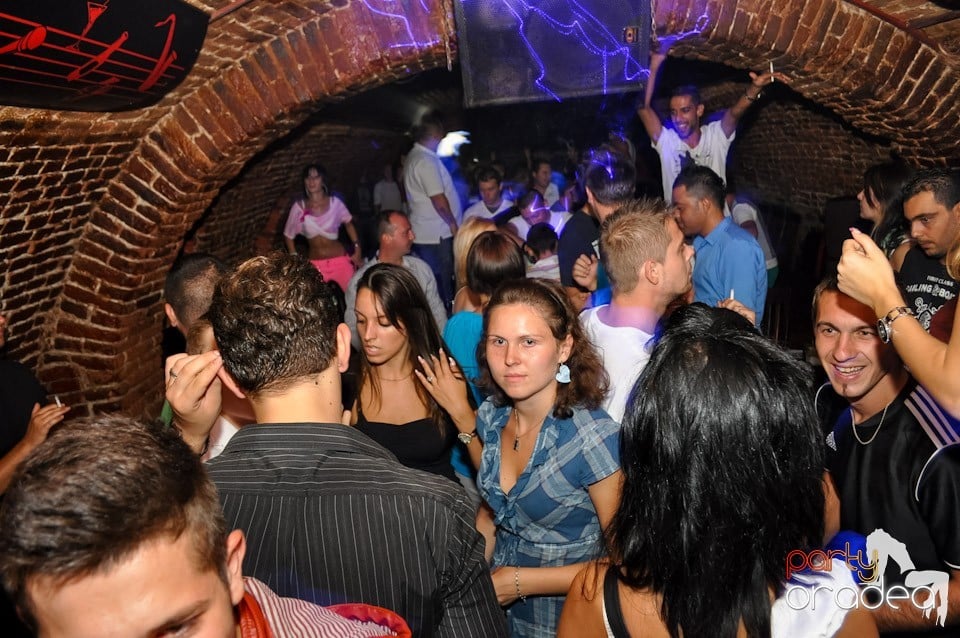 Party în Club Escape, Escape