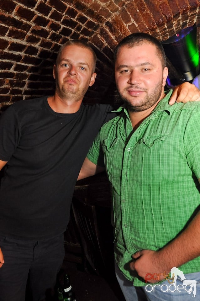 Party în Club Escape, Escape
