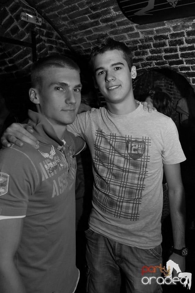 Party în Club Escape, Escape