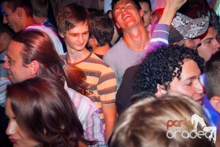 Party în Escape sâmbătă seara, 