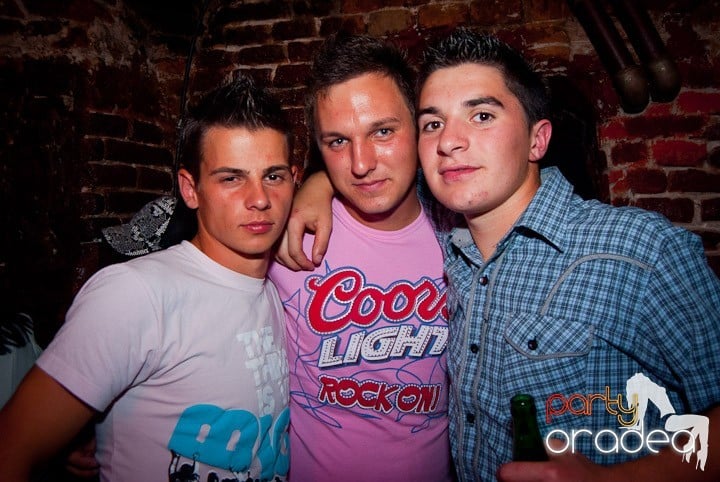 Party în Escape sâmbătă seara, 