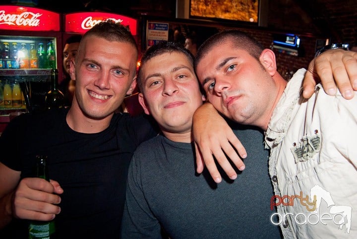 Party în Escape sâmbătă seara, 