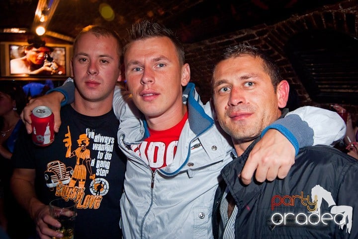 Party în Escape sâmbătă seara, 