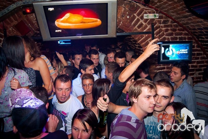 Party în Escape sâmbătă seara, 