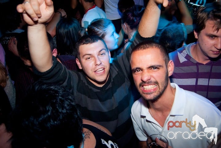 Party în Escape sâmbătă seara, 