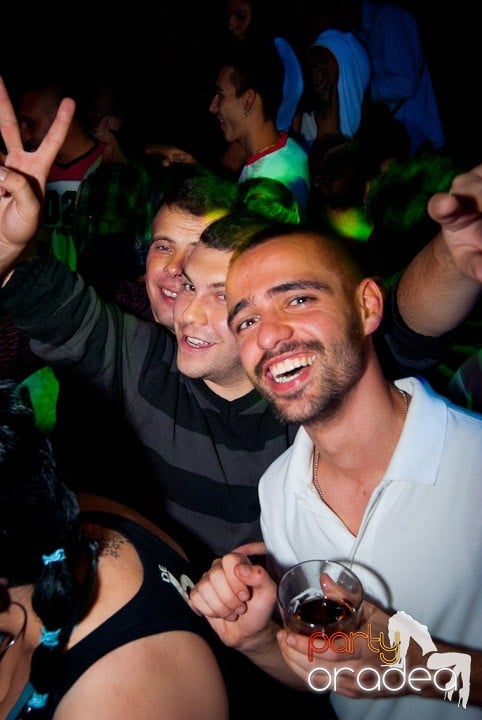 Party în Escape sâmbătă seara, 