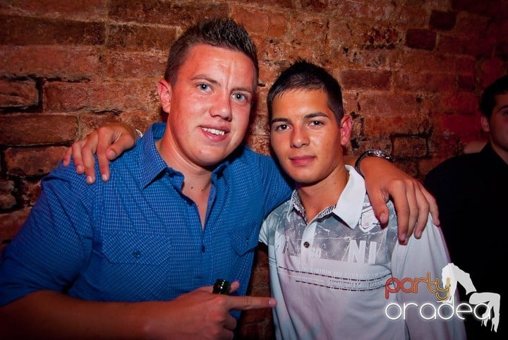 Party în Escape sâmbătă seara, 