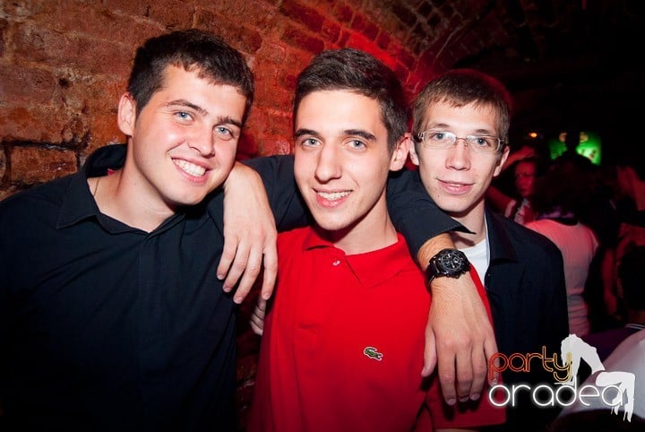 Party în Escape sâmbătă seara, 