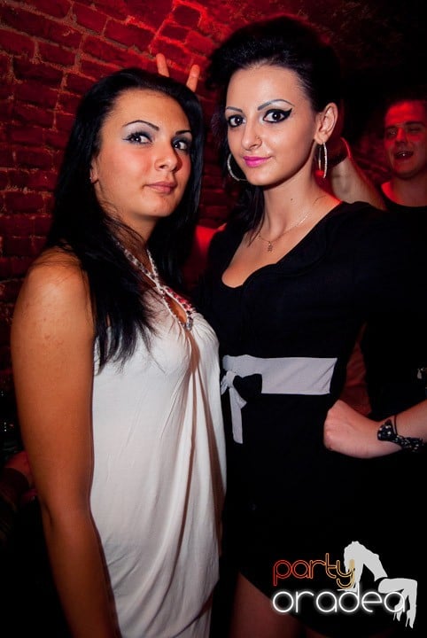 Party în Escape sâmbătă seara, 