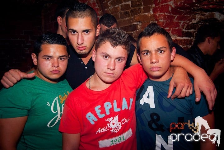 Party în Escape sâmbătă seara, 