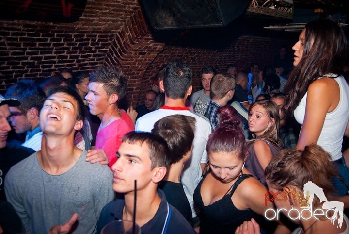 Party în Escape sâmbătă seara, 