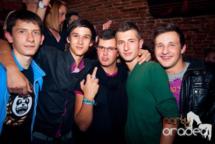 Party în Escape sâmbătă seara, 