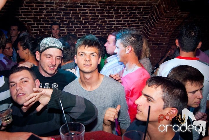 Party în Escape sâmbătă seara, 