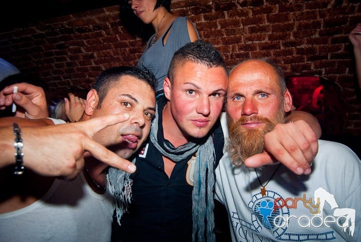 Party în Escape sâmbătă seara, 