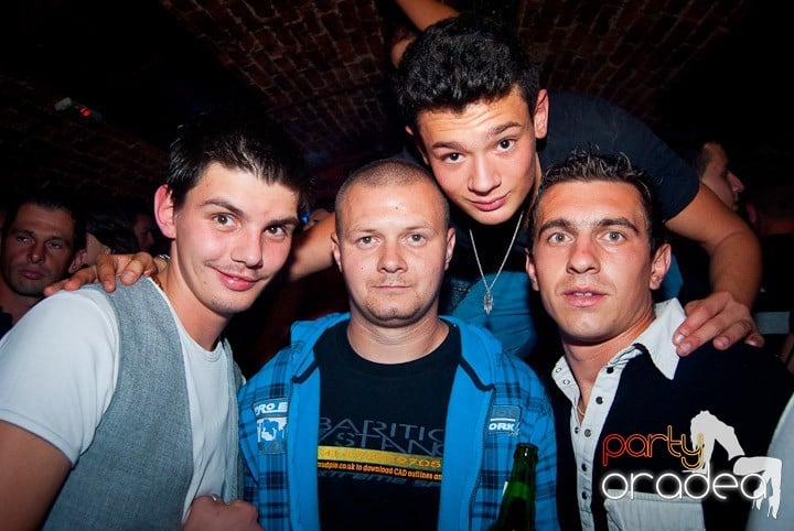 Party în Escape sâmbătă seara, 