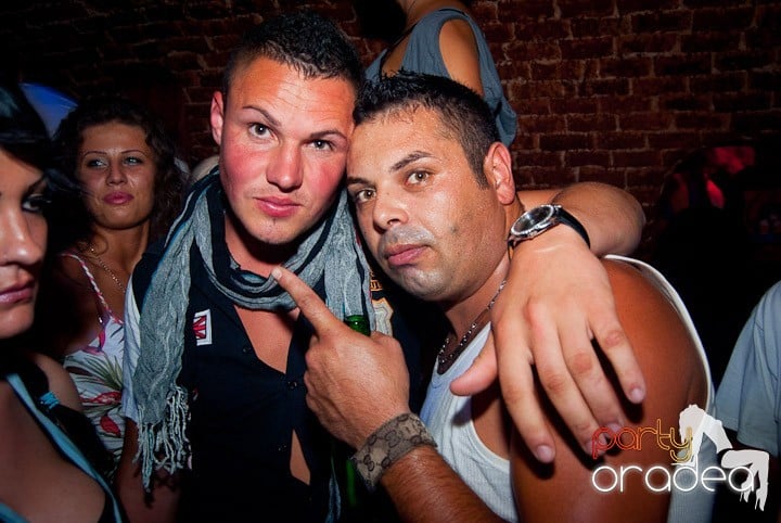 Party în Escape sâmbătă seara, 