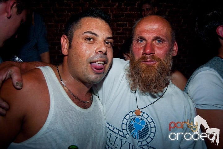 Party în Escape sâmbătă seara, 