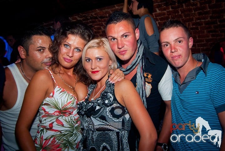 Party în Escape sâmbătă seara, 