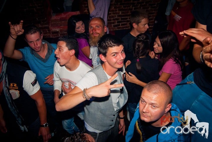 Party în Escape sâmbătă seara, 