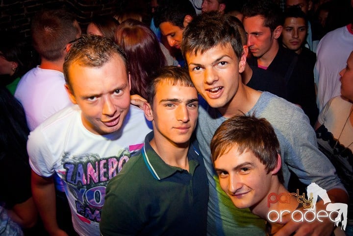 Party în Escape sâmbătă seara, 