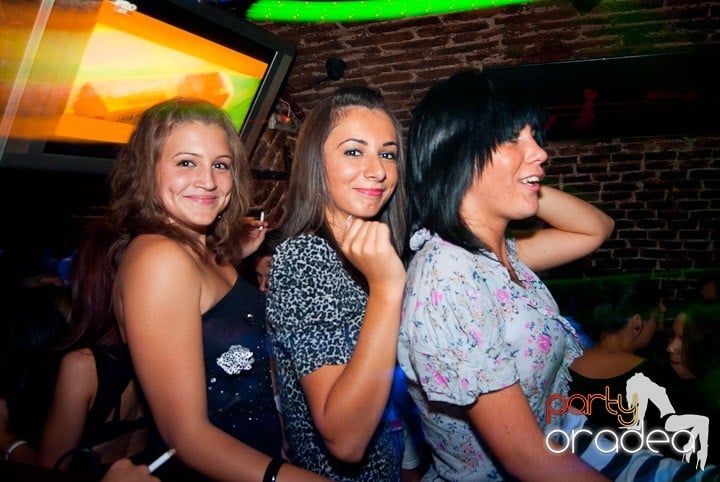 Party în Escape sâmbătă seara, 