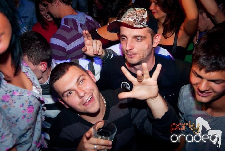 Party în Escape sâmbătă seara, 