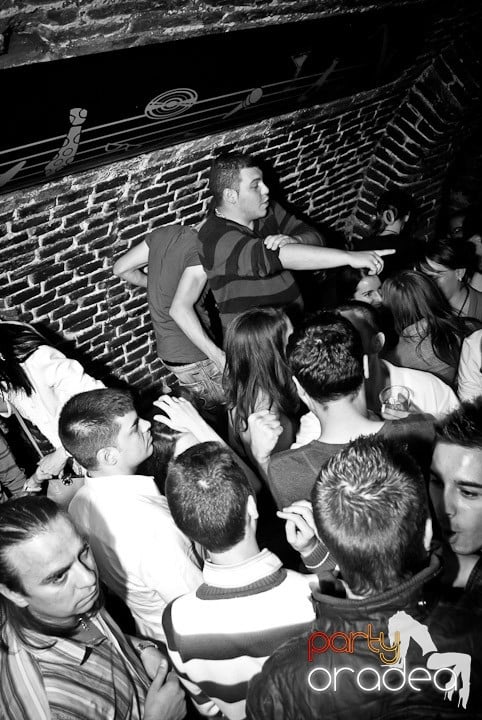 Party în Escape sâmbătă seara, 