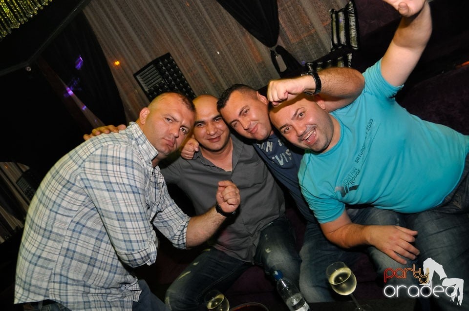 Party în The One,
