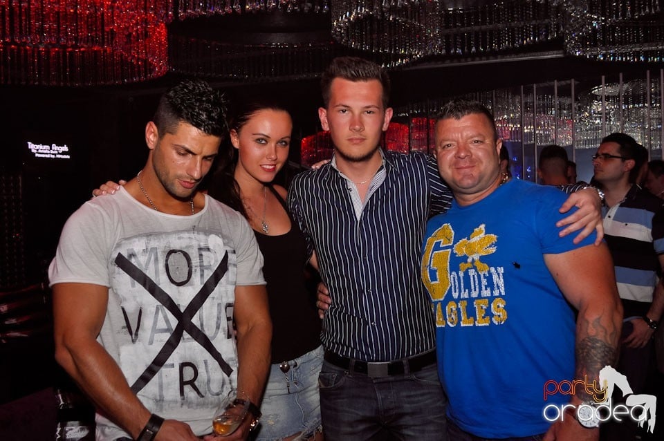 Party în The One,