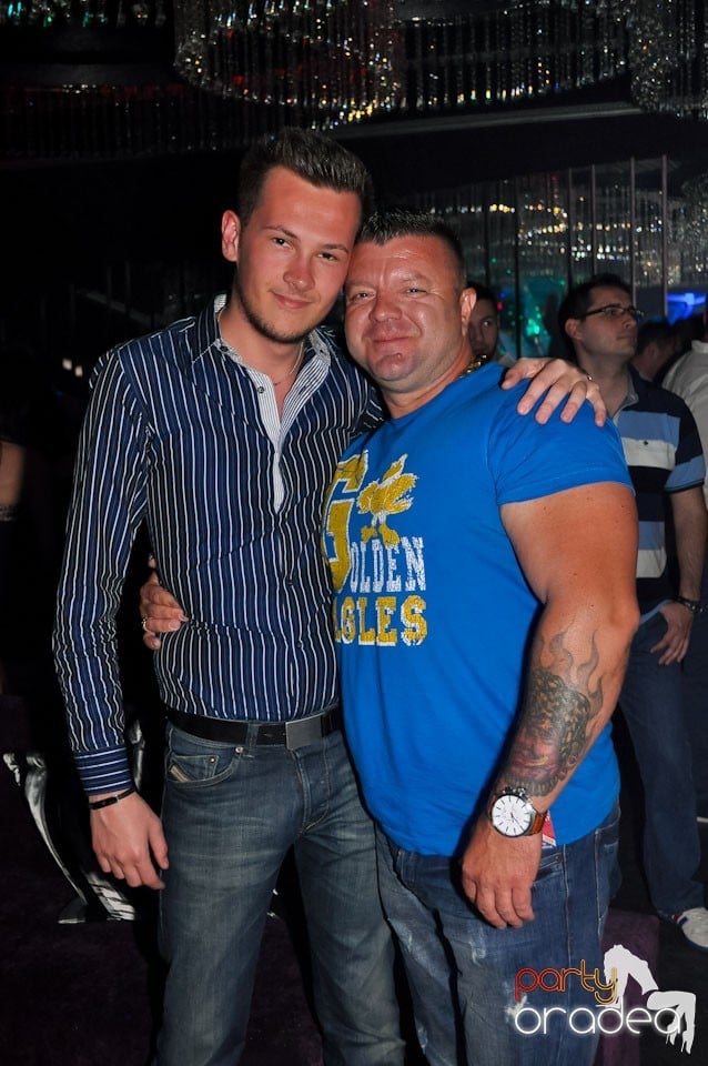 Party în The One,