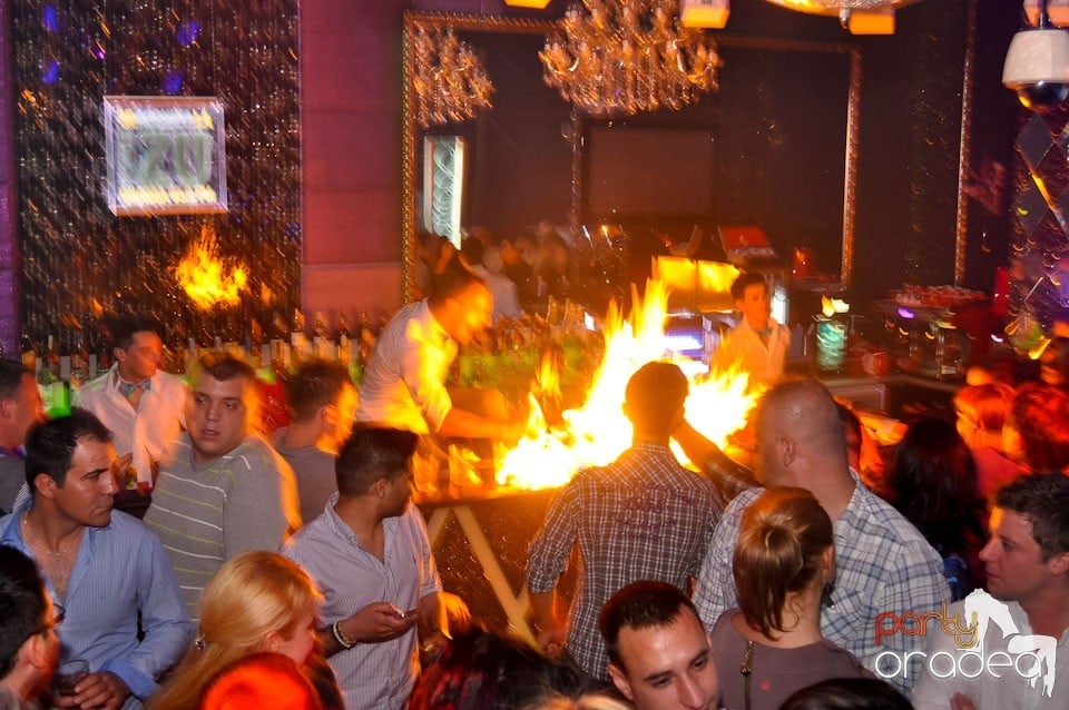 Party în The One,