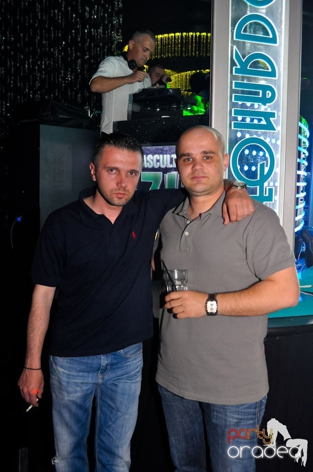 Party în The One,
