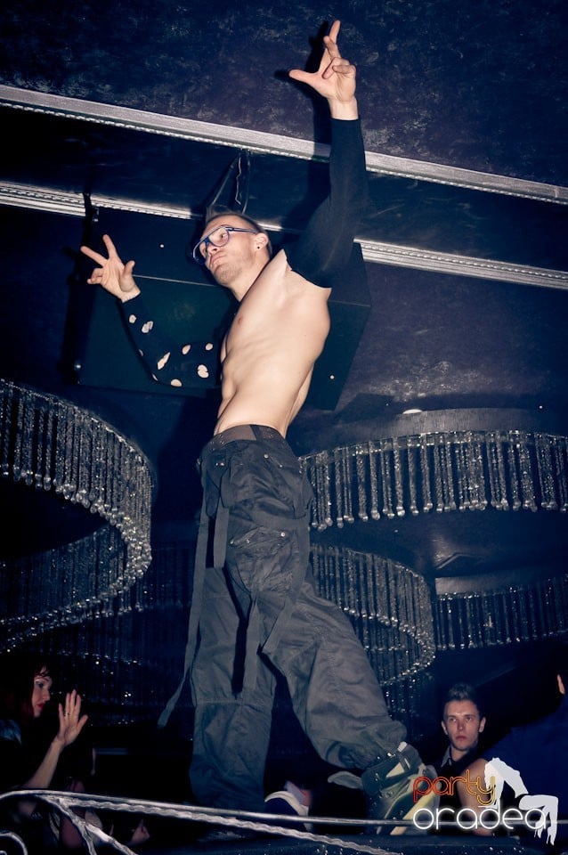 Party în The One,