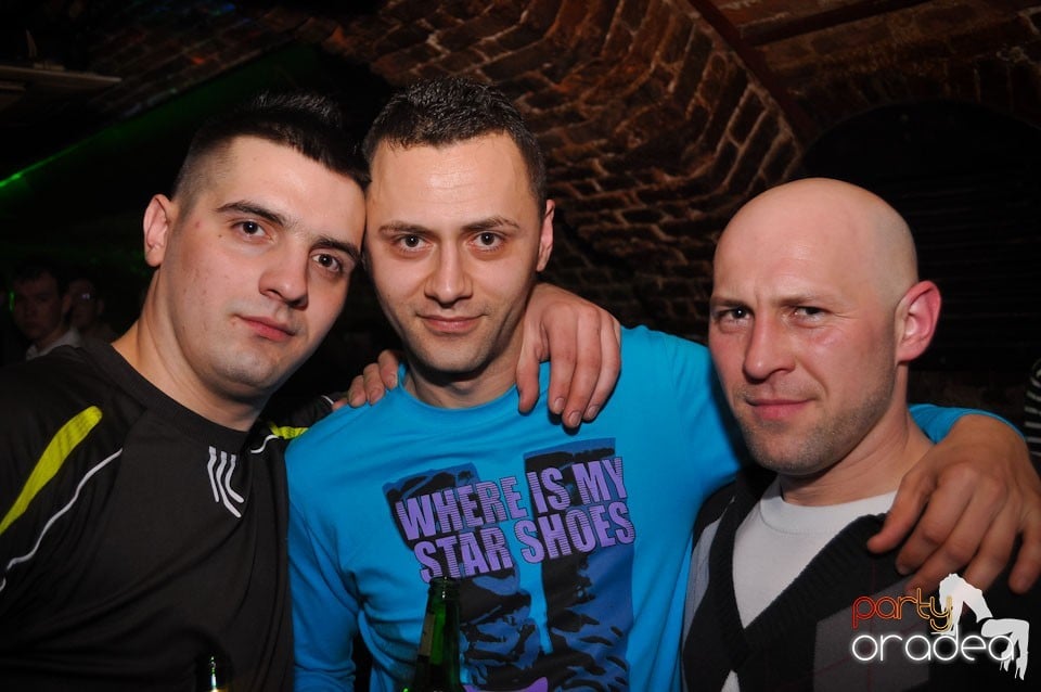 Party incendiar în Club Escape,