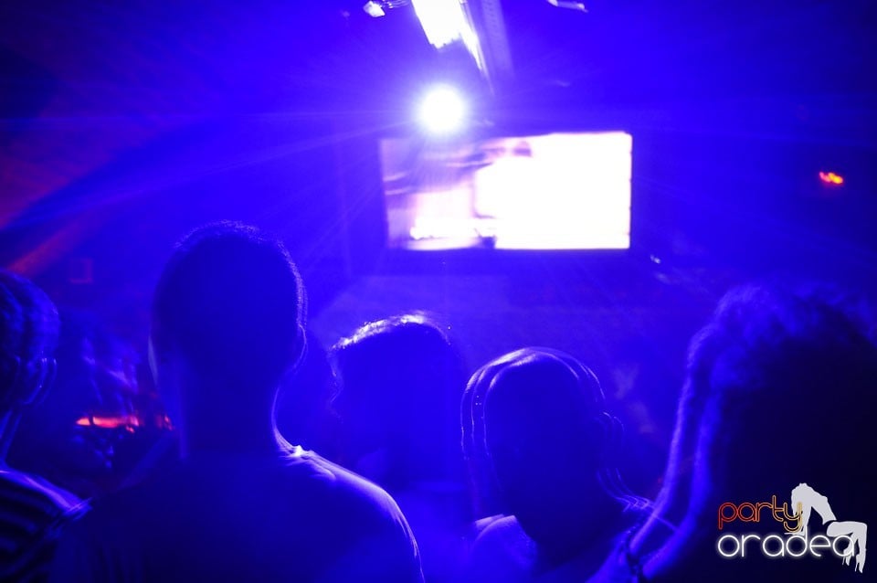 Party incendiar în Club Escape,