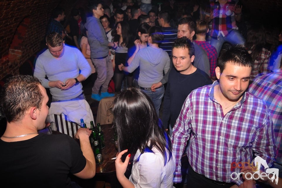Party incendiar în Club Escape,