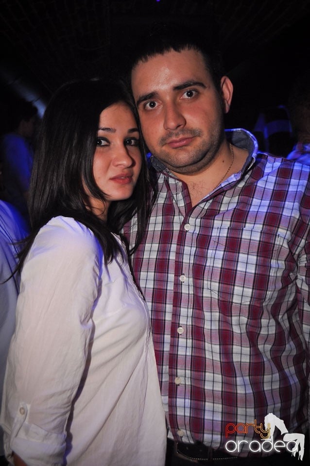Party incendiar în Club Escape,