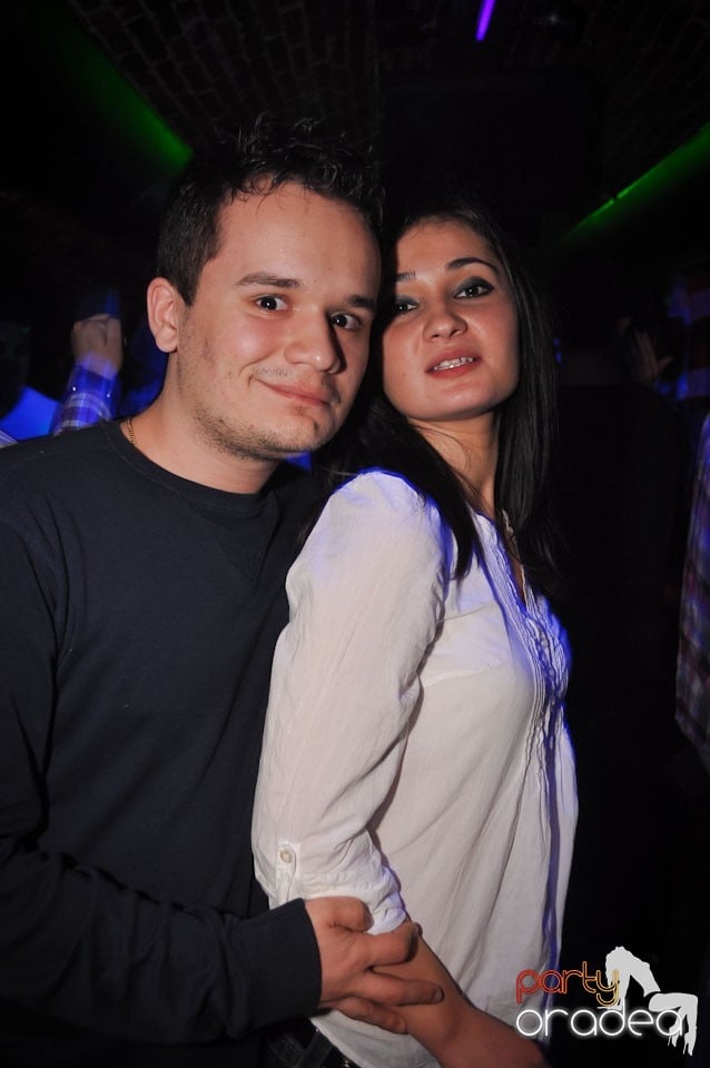 Party incendiar în Club Escape,