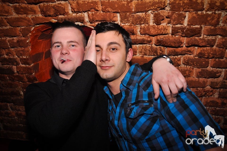Party incendiar în Club Escape,