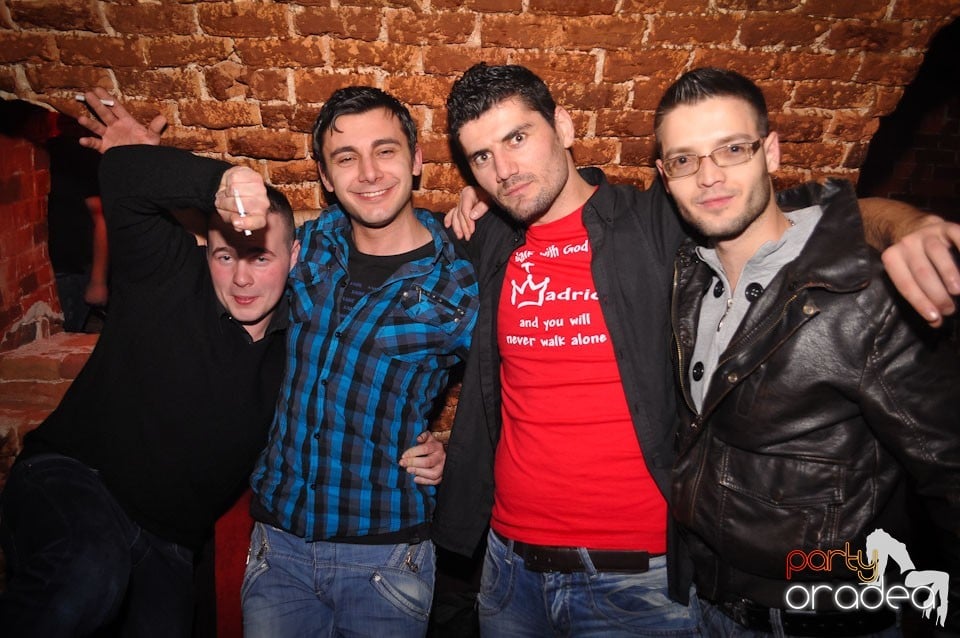 Party incendiar în Club Escape,