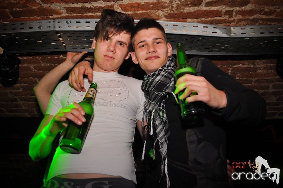 Party incendiar în Club Escape,