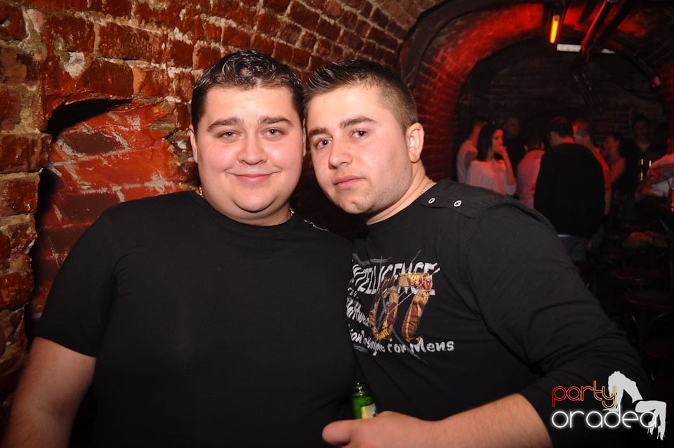 Party incendiar în Club Escape,