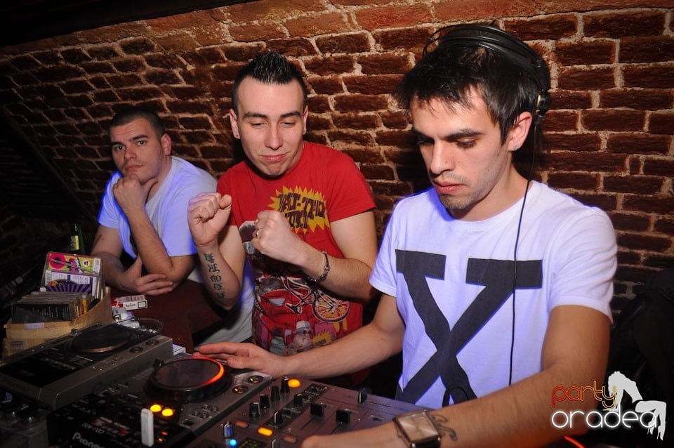 Party incendiar în Club Escape,