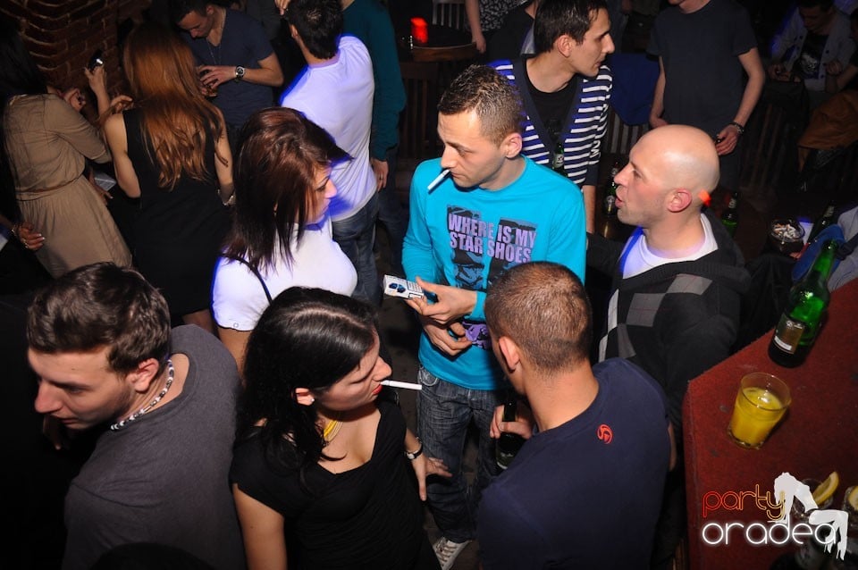 Party incendiar în Club Escape,