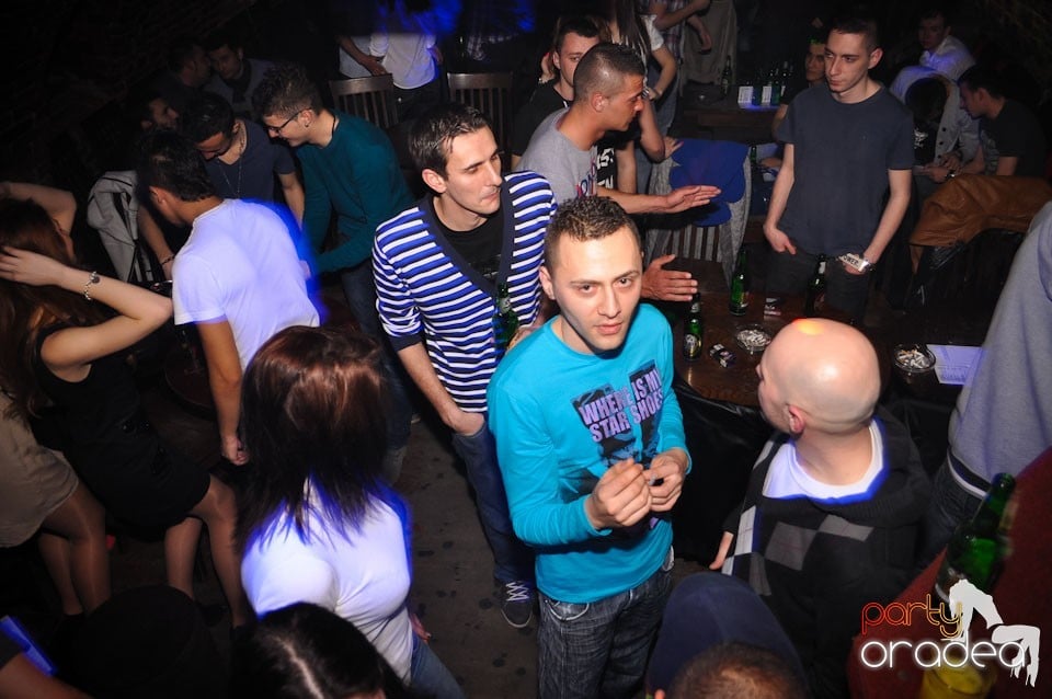 Party incendiar în Club Escape,